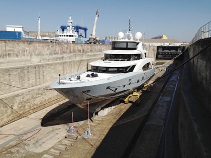 M/Y 50 m in dry dock N°1